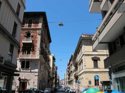 Il palazzo si trova in via Cairoli ad angolo con via Putignani. Strutturato su cinque livelli, � inserito in un contesto fatto di palazzi neoclassici e strutture erette negli anni 70